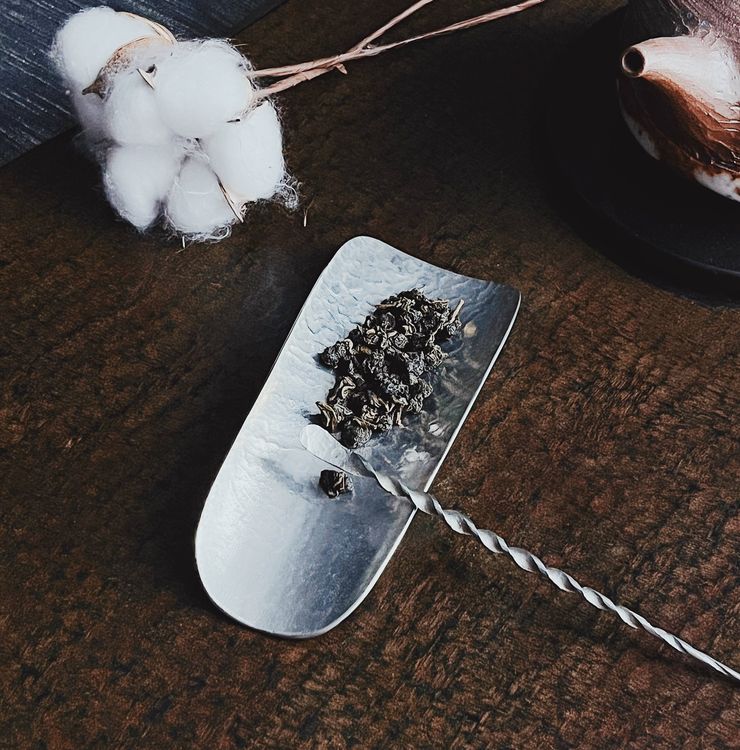 傳藝園區邀請錫工藝駐園工藝師李瑋，帶領學員製作錫器作品。全聯善美的文化基金會工