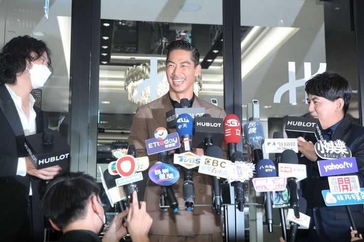 AKIRA在台出現的公開活動，吸引眾多媒體爭相採訪以及民眾圍觀。陳明中攝