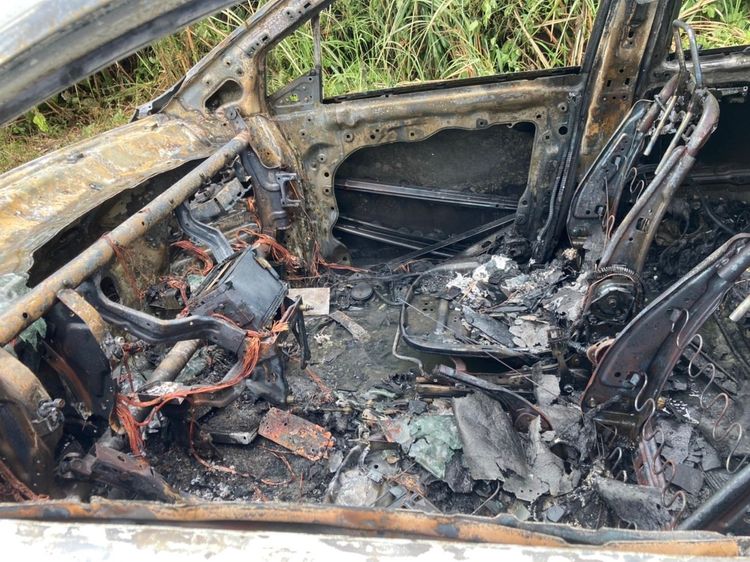 馬自達5原本要開去車行販售，卻突然起火自焚。讀者提供