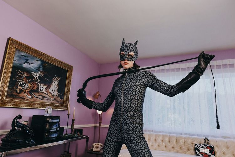 性感的貓女形象，也被有著TH Monogram印花的丹寧連身服重新演繹。品牌提供