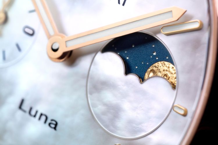 設置於面盤3點鐘位置的月相窗，會隨著圓盤轉動逐漸顯露出以24K金雕琢而成的一輪圓月。品牌提供