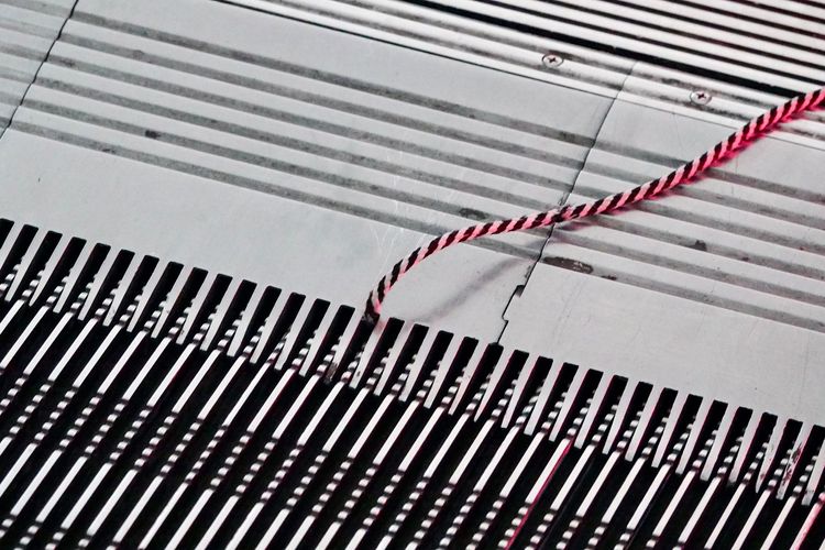 女子穿著的涼鞋，綁腿長繩捲入電扶梯。施昂強攝