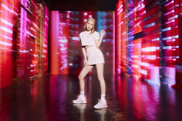 Rosé以粉嫩的短版上衣與短褲襯托adidas Originlas NMD_V3白橘配色鞋款的活力與甜美。品牌提供