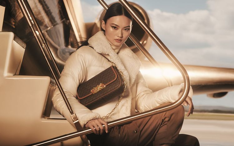 Parker手袋扣環上使用的全新Empire logo，汲取紐約源源不絕的活力為設計靈感。品牌提供