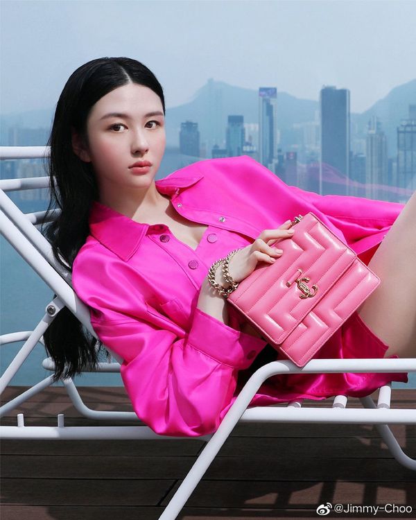 港星邱淑貞的愛女沈月相中了外型蓬軟討喜的Varenne Avenue Quad絎縫方塊包。翻攝JIMMY CHOO微博