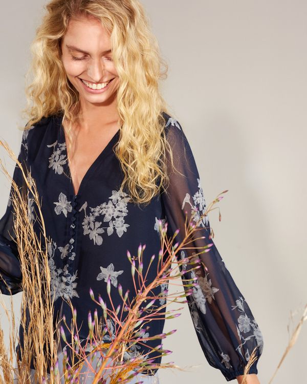 以花卉為主題的「秘密花園」印花，是Club Monaco本季女裝中的另一亮點。品牌提供