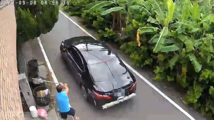 郭男企圖駕車撞人，丁弟持鐵管反擊。民眾提供