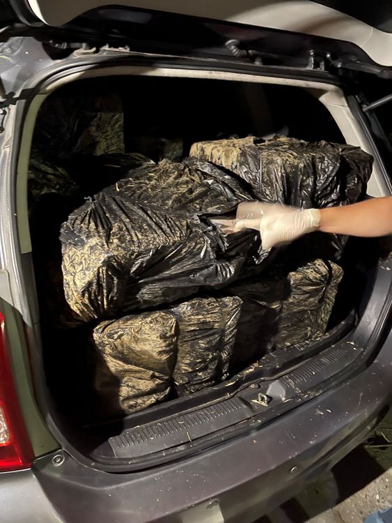 警方在曹男車內找到贓物。南投地檢署提供