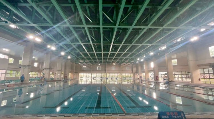 大坪頂的南區資源回收廠回饋中心，共有超過10項設施，相當豐富，圖為室內溫水游泳池。林佩萱攝