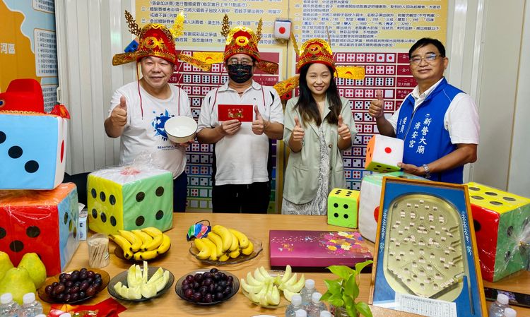 蔡育輝（左）力邀鄉親體驗趣味中秋習俗。王志弘攝