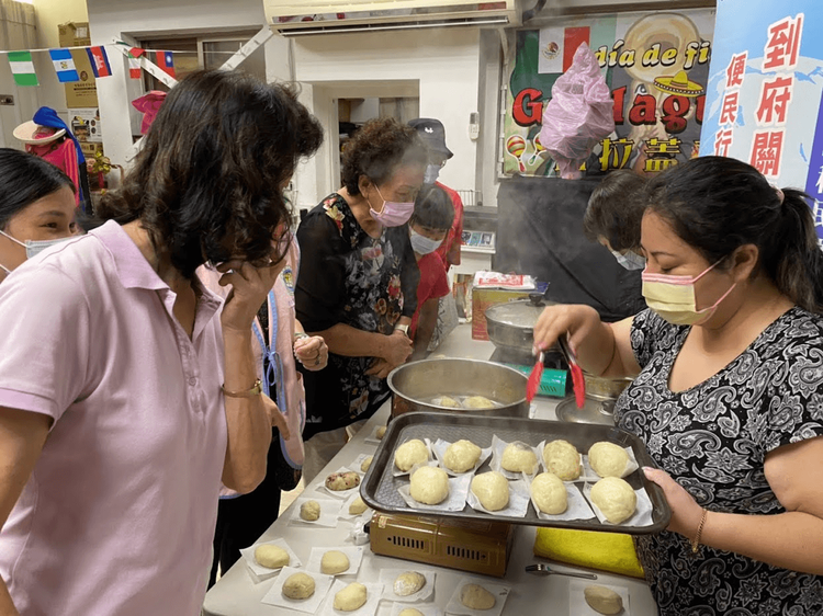 講師齊藤孝貴(右)現場教大家製作月見饅頭。移民署提供