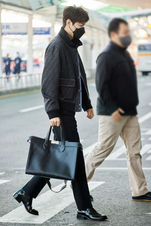 李敏鎬今機場時尚由FENDI包辦全身行頭，烘托他貴公子時尚旅遊形象。品牌提供