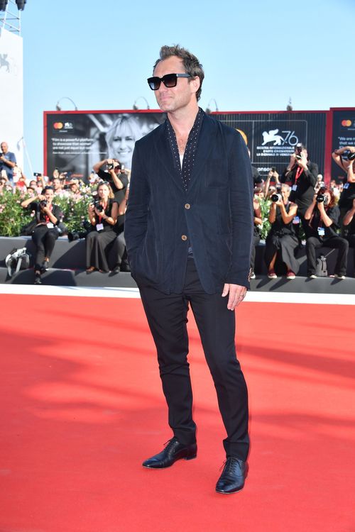 英國男星裘德洛（Jude Law）多次選穿GIORGIO ARMANI精裁西裝亮相重要活動。品牌提供