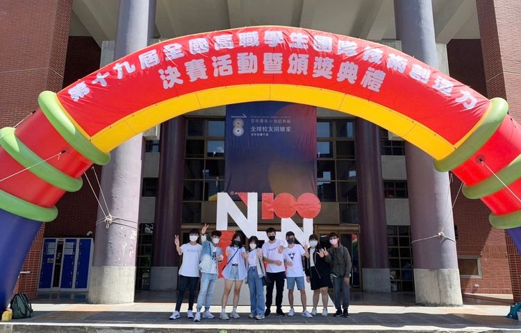 雄工同時拿下冠軍、季軍與佳作三大獎，寫下歷年來競賽最優秀學校。教育局提供