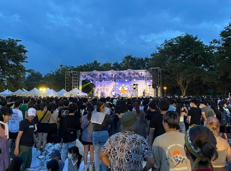 市集音樂舞台卡司搖滾區門票一上線立即秒殺，觀眾滿滿。觀光局提供