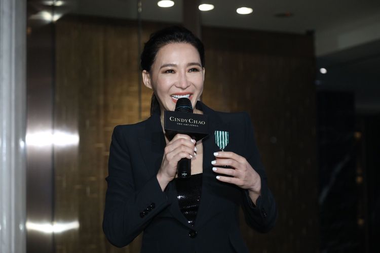 趙心綺胸前別上去年底獲得法國文化部頒發的「法蘭西文學藝術騎士勳章」現身。鄭孟晃攝