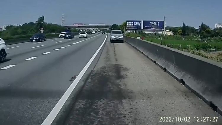 民眾通報該車疑倒車自撞內側護欄後，又駛往路肩停靠。取自記者爆料網