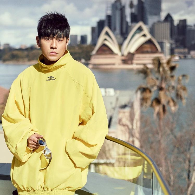 周董在日前登上時尚雜誌《GQ》台灣版封面時，也被BALENCIAGA包下了整身行頭。翻攝jaychou IG
