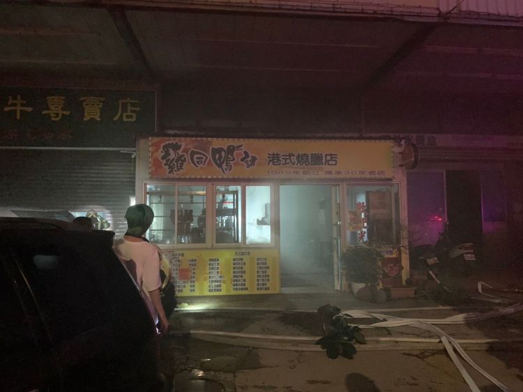 這場火勢波及周遭火鍋店、燒臘店等5店家。翻攝畫面