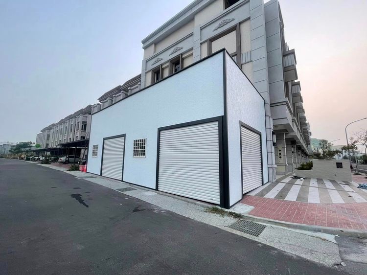 連棟透天社區邊間直接蓋起鐵皮屋，將人行道吞沒。翻攝爆料公社