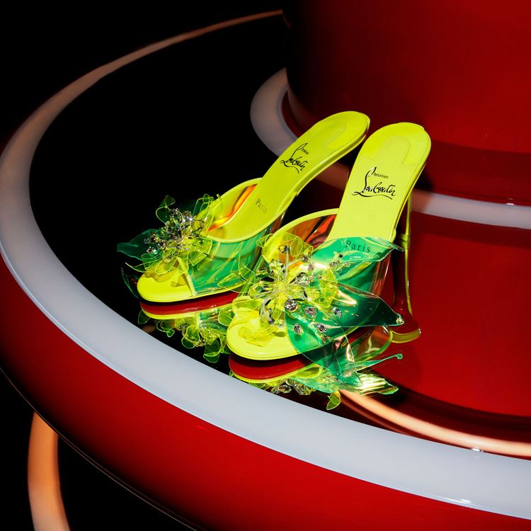 Christian Louboutin 2023春夏系列以螢光色系為主軸。品牌提供