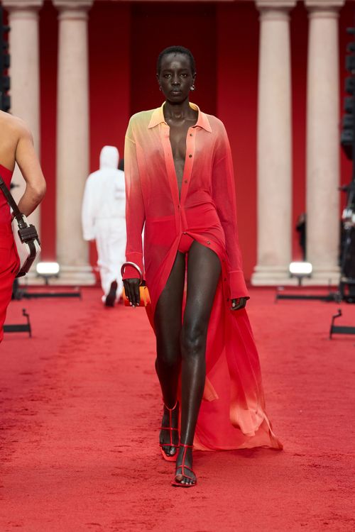 色調受藝術家Rachel Harrison作品《Sunset Series》所啟發的飄逸洋裝，展現了FERRAGAMO好萊塢式的文藝復興主義。品牌提供