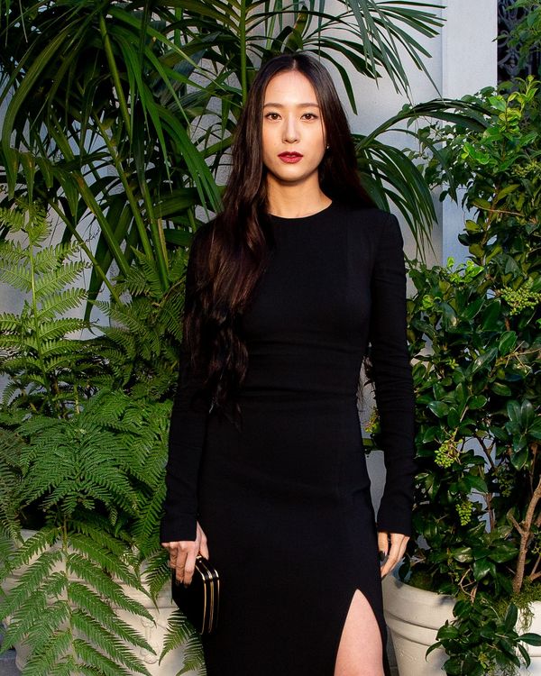 韓國女星Krystal穿上性感高衩禮服，是秀場中亮眼的亞洲面孔。品牌提供