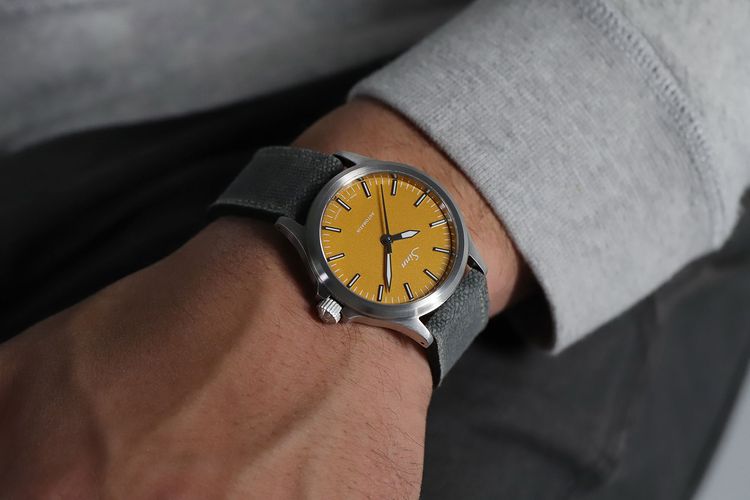 Sinn 556黃水晶色面盤精鋼腕錶，限量400只，5萬5000元。品牌提供