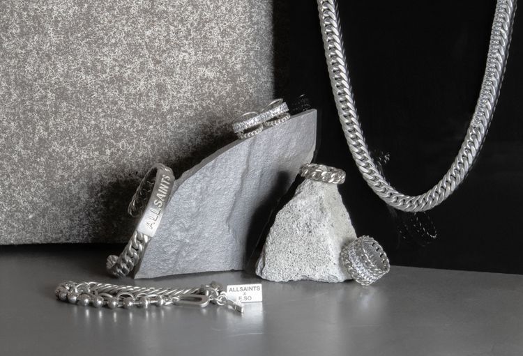 ALLSAINTS x E.SO聯名系列飾品，以其私下鍾情的鍊條及鍊節元素貫穿。品牌提供