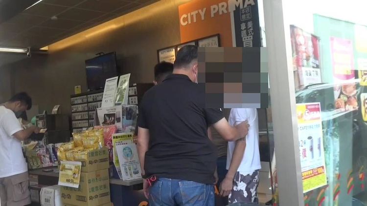 警方在左營先逮捕詐團幹部涂男（右，白衣者）。讀者提供