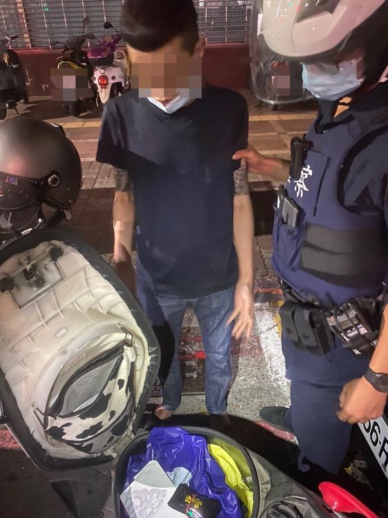 警方在廖男機車置物廂查獲毒咖啡包。讀者提供