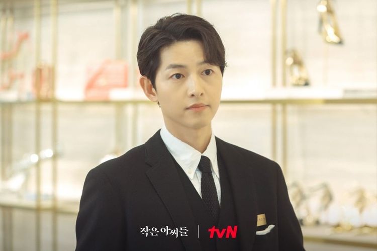 宋仲基在《小女子》劇中化身帥氣鞋店店員。翻攝tvn_drama IG