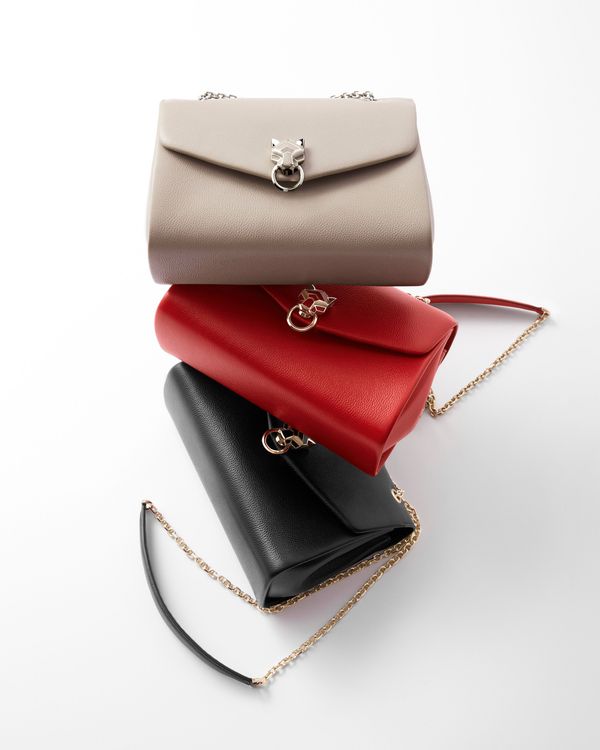 Panthère de Cartier美洲豹鍊帶包推出多種色彩及尺寸選擇。品牌提供
