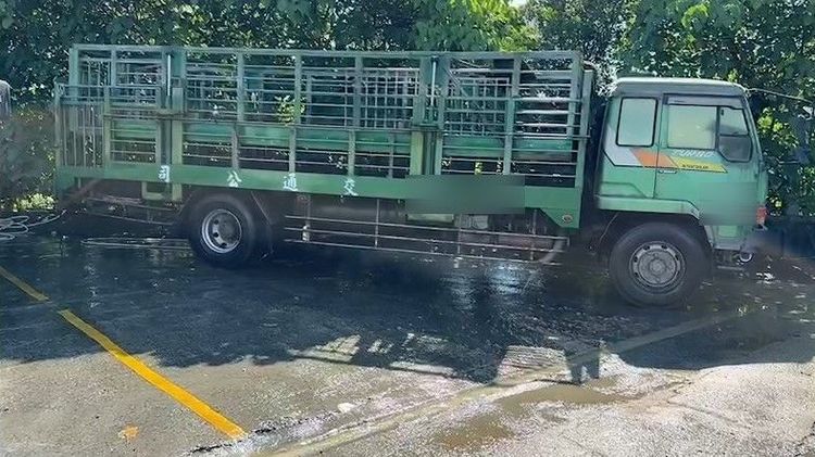 肉品市場內一輛運豬車運送後正進行清潔。魏嘉良攝