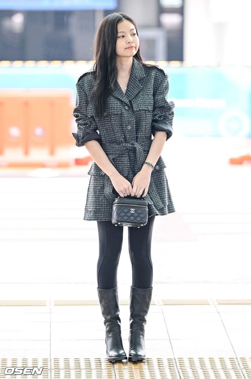 Jennie日前現身首爾機場，以全套香奈兒新裝出征巴黎大秀。翻攝OSEN網站
