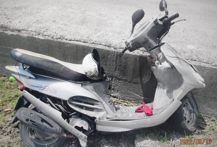 鍾男所騎機車被撞進一旁田裡。讀者提供