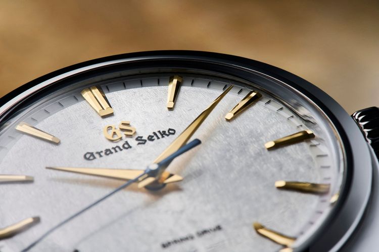 Grand Seiko「錦Nishiki」限定錶款面盤，以細膩錦織工藝搭配經典金色指針及時標。品牌提供