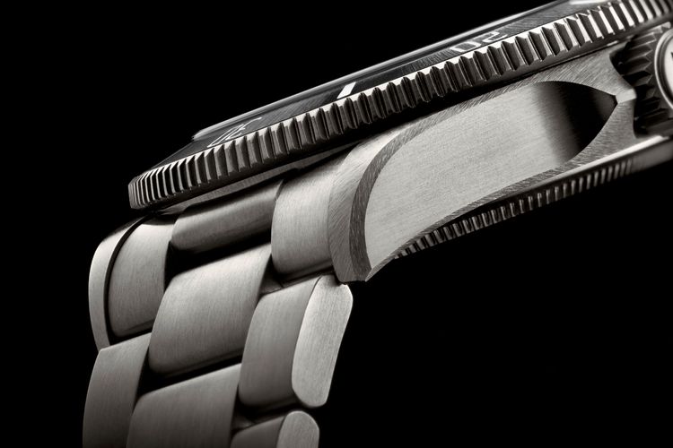 錶殼細節透過亮霧對比以及放射紋裝飾，營造出精緻耀眼的光影變化。品牌提供