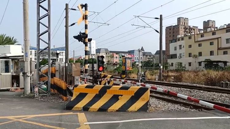 台鐵號誌故障導致列車誤點，工作人員仍在現場搶修。民眾提供