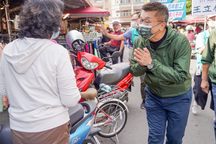 蔡其昌走進梧棲市場，拱手向鄉親請託支持。蔡其昌競總提供