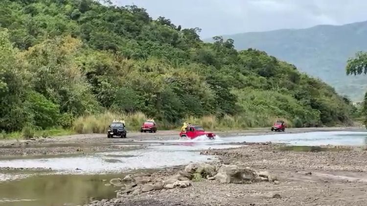 違規吉普車在國家公園內溪床飆車衝水，驚嚇保育類候鳥棲息。警方提供