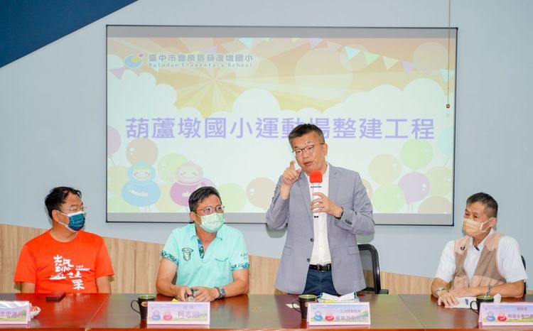 民進黨台中市長候選人蔡其昌對於對手不設競總主委，卻要召集市民當主委的作法表示「很好笑！」蔡其昌競總提供