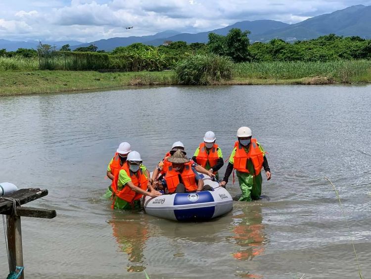 宜蘭縣政府整合社區資源，藉由災害與防救災相關知識與技術的學習，激發民眾防災意識，提升社區「抗災、避災、減災」的預防措施，於災害發生時「自救、互救」。縣府提供