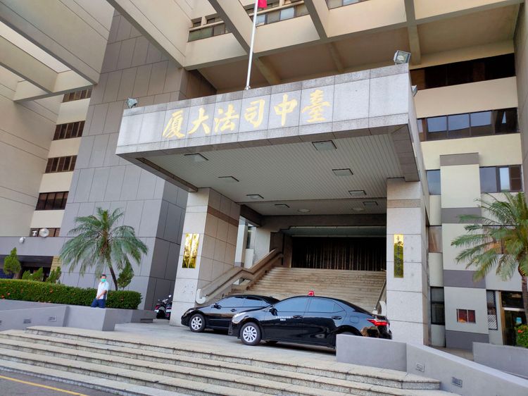 法官認為座位屬正常範圍，沒有傳喚盧秀燕必要，判決家長敗訴。圖為台中司法大廈。鮮明攝