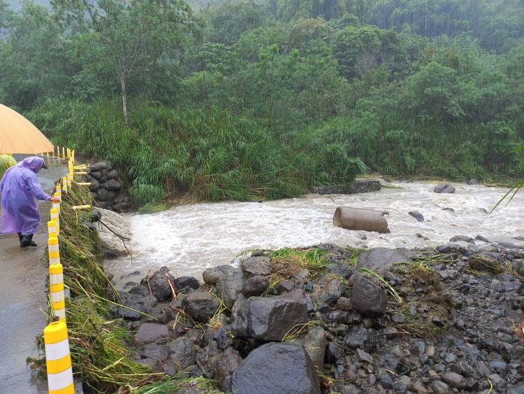 竹林橋溪水暴漲，涵管被沖到河中央。玉里鎮公所提供