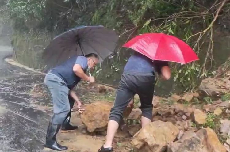 竹60線23.6K出現土石坍方，目前全力搶通中，鄉長曾國大與鄉民合力移除巨石。曾國大提供