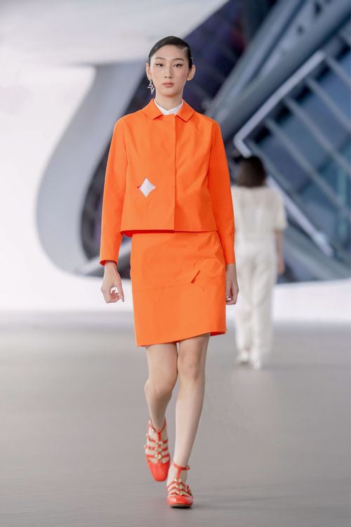 1960年代的俏麗西式復古迷你裙套裝點綴菱形鏤空設計。品牌提供