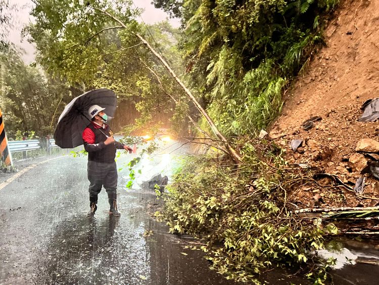 竹60線8公里500公尺處，傍晚5點40分發生土石滑落，目前僅能單向通車。曾國大提供