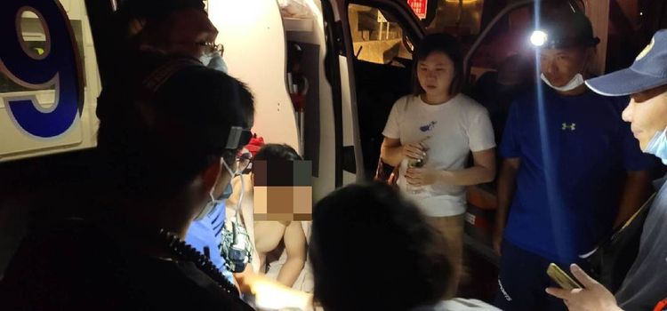 吳男虛脫無力的坐在救護車上。第一三岸巡隊提供