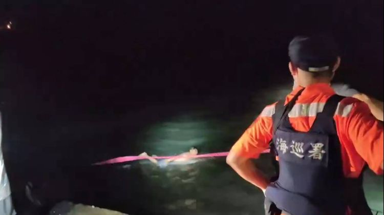 消防海巡合力協助衝浪男海中脫困。第一三岸巡隊提供